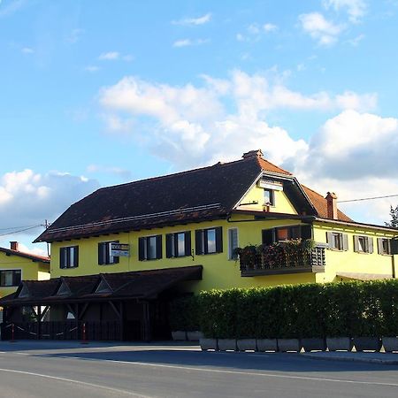 卡拉尔基住宿加早餐旅馆 Komenda 外观 照片